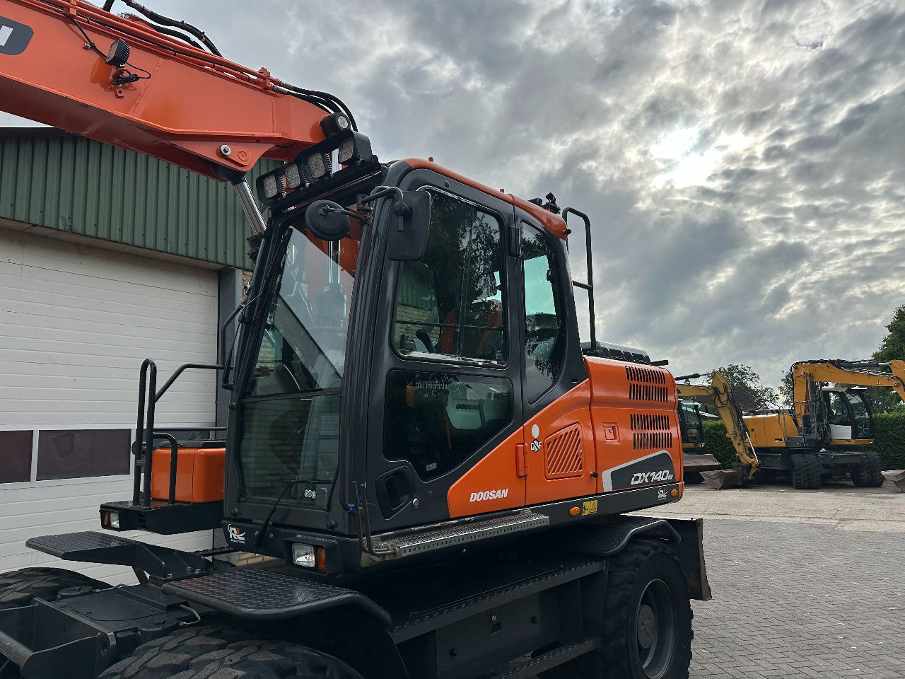 Doosan DX140W-5 - Pelle sur pneus: photos 3 Doosan DX140W-5 - Pelle sur pneus: photos 3