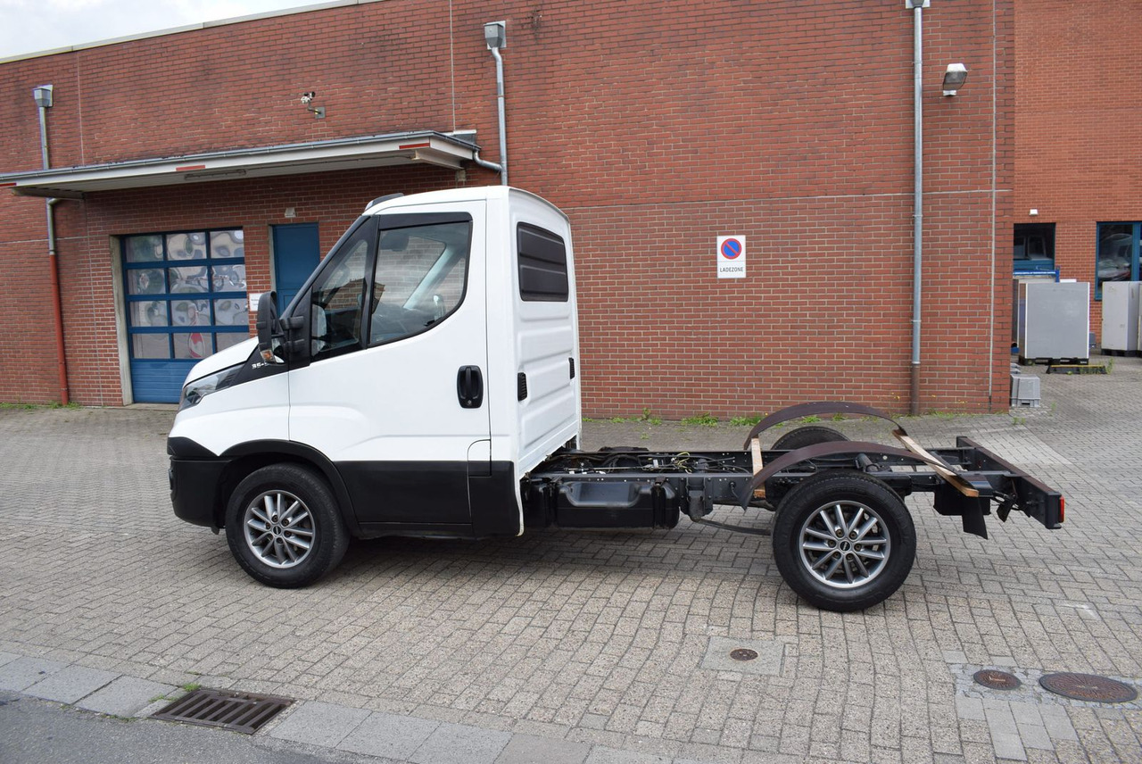 Iveco Daily 35 S21 3,0 Automatik Luftfederung Tempomat - Châssis cabine: photos 3 Iveco Daily 35 S21 3,0 Automatik Luftfederung Tempomat - Châssis cabine: photos 3