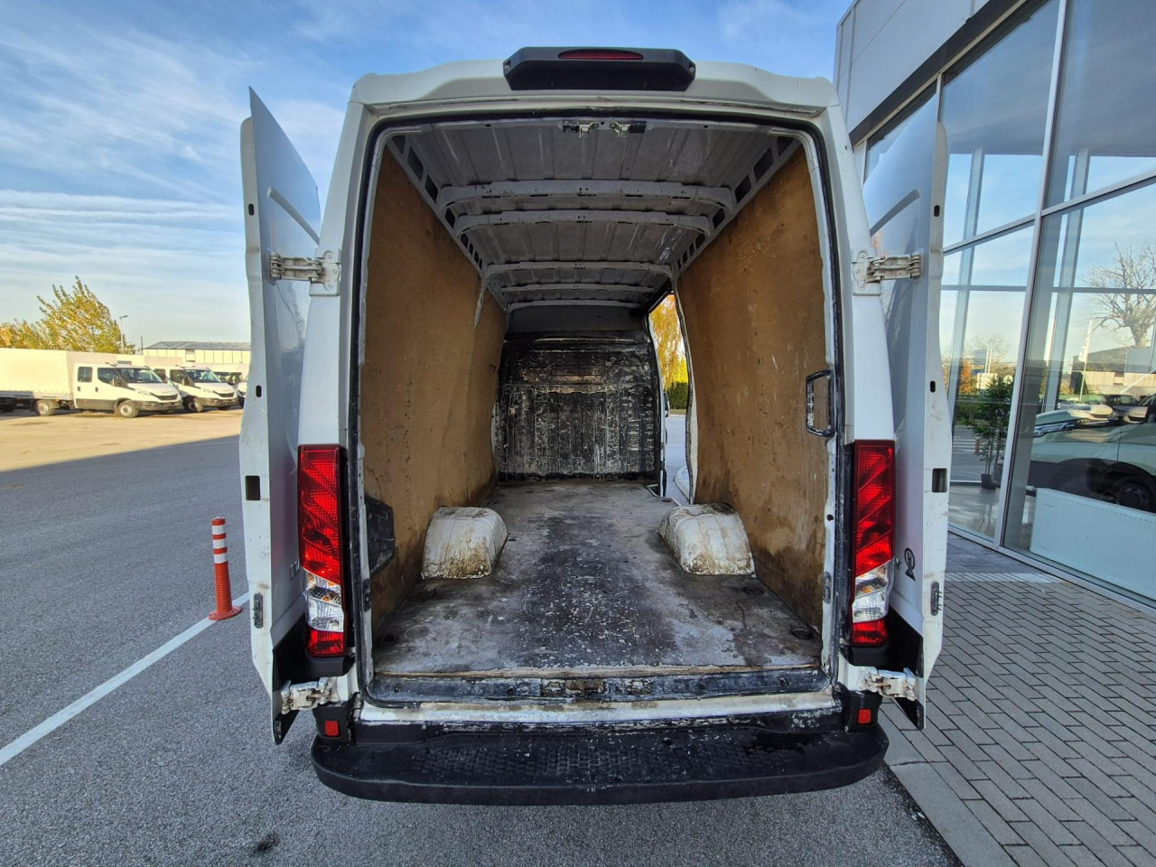 IVECO DAILY35C13V12m3 - Transport de personnes: photos 5 IVECO DAILY35C13V12m3 - Transport de personnes: photos 5