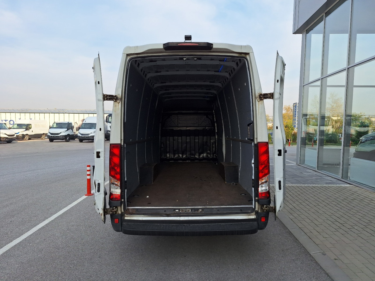 IVECO Daily 35S14 16m3 - Fourgon utilitaire: photos 2 IVECO Daily 35S14 16m3 - Fourgon utilitaire: photos 2