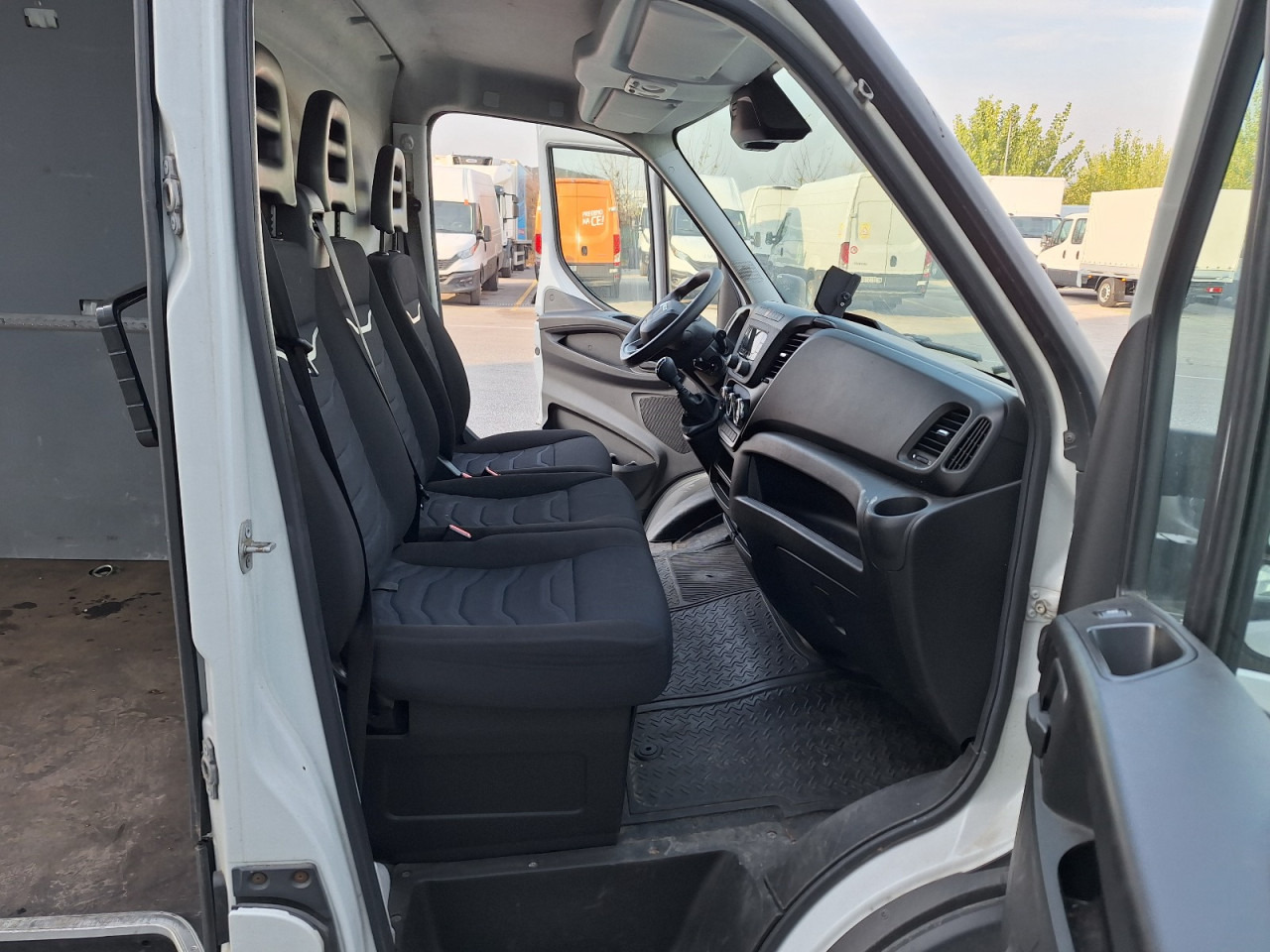 IVECO Daily 35S14 16m3 - Fourgon utilitaire: photos 5 IVECO Daily 35S14 16m3 - Fourgon utilitaire: photos 5