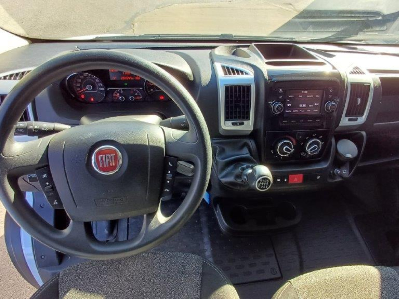 Photo d'intérieur 1: Crédit-bail FIAT Ducato L4H3 Maxi FIAT Ducato L4H3 Maxi Photo d'intérieur 1: Crédit-bail FIAT Ducato L4H3 Maxi FIAT Ducato L4H3 Maxi