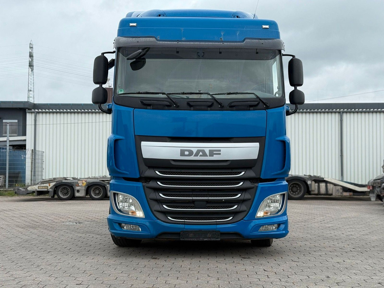 DAF XF 460 Low +Retarter+2xTank - Tracteur routier: photos 2 DAF XF 460 Low +Retarter+2xTank - Tracteur routier: photos 2
