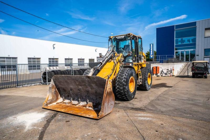 Caterpillar CAT 924G // GODET 3m3 - Chargeuse sur pneus: photos 1 Caterpillar CAT 924G // GODET 3m3 - Chargeuse sur pneus: photos 1