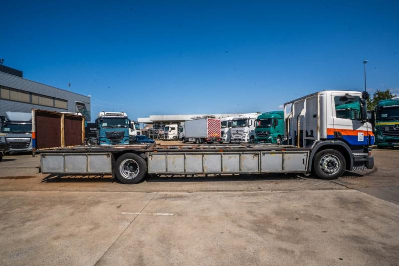 Scania P 270 (19T)- PORTE GAZ /10 PALETTES - Camion plateau: photos 3 Scania P 270 (19T)- PORTE GAZ /10 PALETTES - Camion plateau: photos 3
