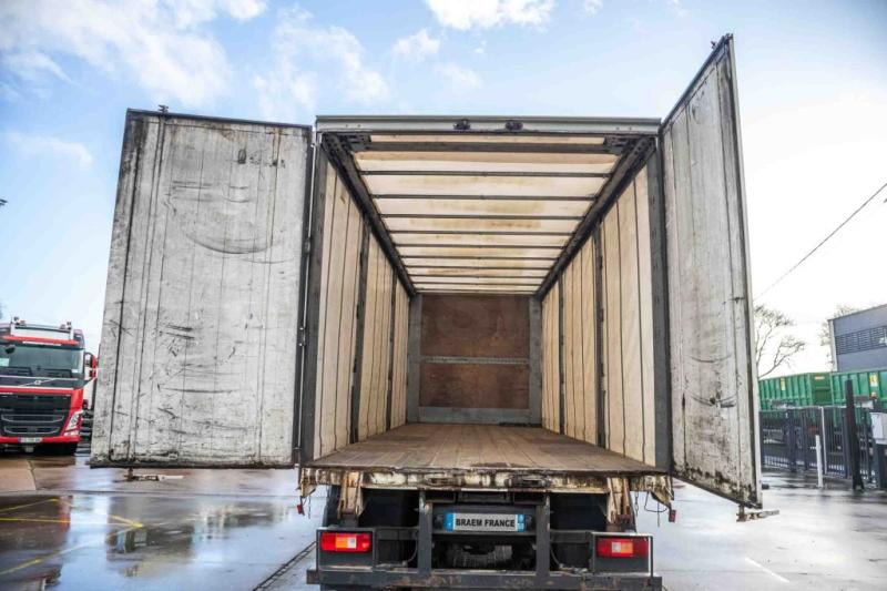 Volvo FM 330-6x2-E5+10 pneus/tires+INTARDER - Camion à rideaux coulissants: photos 4 Volvo FM 330-6x2-E5+10 pneus/tires+INTARDER - Camion à rideaux coulissants: photos 4