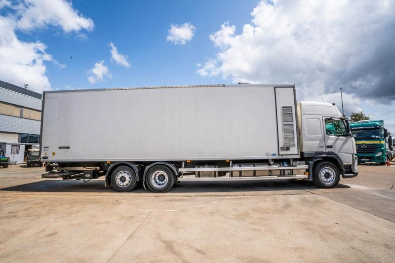 Volvo FM 330-6x2-VEB+AUBINEAU+DHOLLANDIA- POUSSIN/CHICKEN/KUIKEN/KÛKEN - Camion frigorifique: photos 3 Volvo FM 330-6x2-VEB+AUBINEAU+DHOLLANDIA- POUSSIN/CHICKEN/KUIKEN/KÛKEN - Camion frigorifique: photos 3