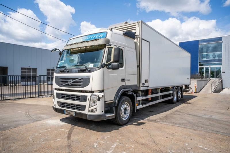 Volvo FM 330-6x2-VEB+AUBINEAU+DHOLLANDIA- POUSSIN/CHICKEN/KUIKEN/KÛKEN - Camion frigorifique: photos 1 Volvo FM 330-6x2-VEB+AUBINEAU+DHOLLANDIA- POUSSIN/CHICKEN/KUIKEN/KÛKEN - Camion frigorifique: photos 1