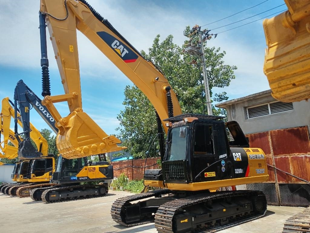 CAT 320 D2 - Pelle sur chenille: photos 3 CAT 320 D2 - Pelle sur chenille: photos 3