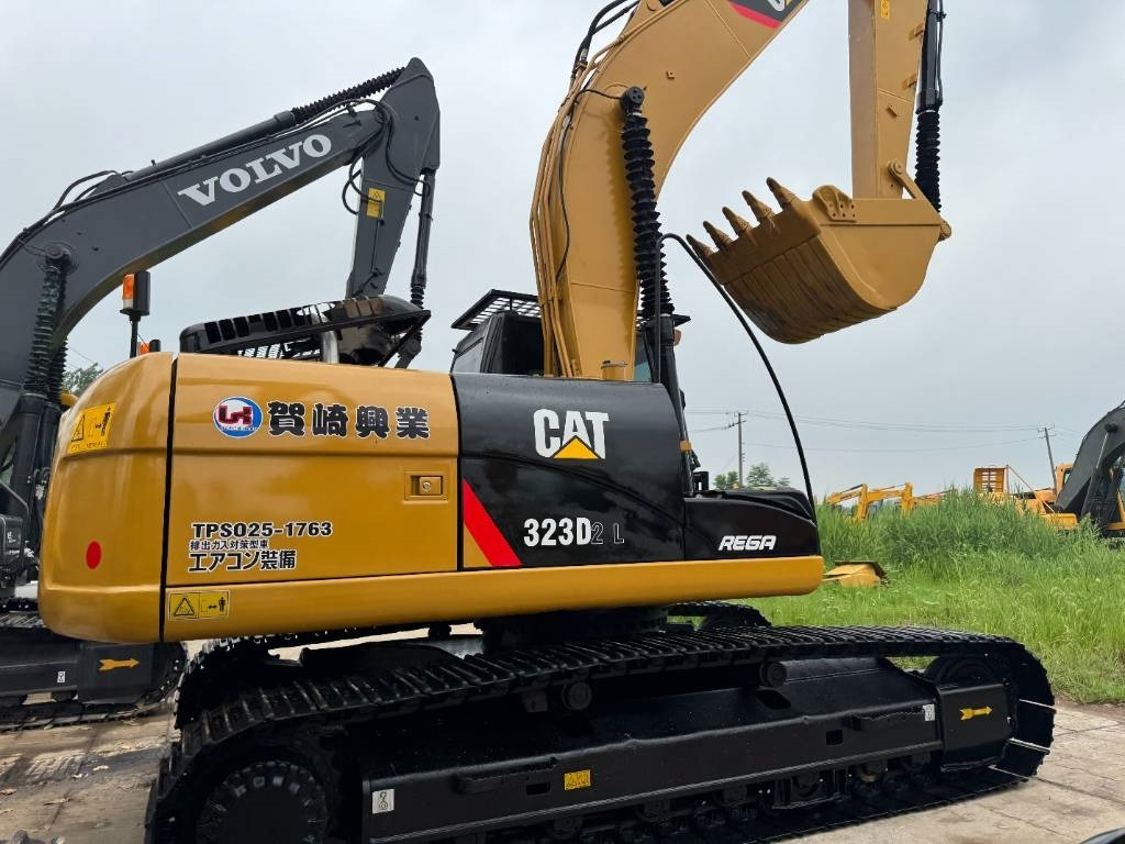 CAT 323D2 - Pelle sur chenille: photos 1 CAT 323D2 - Pelle sur chenille: photos 1