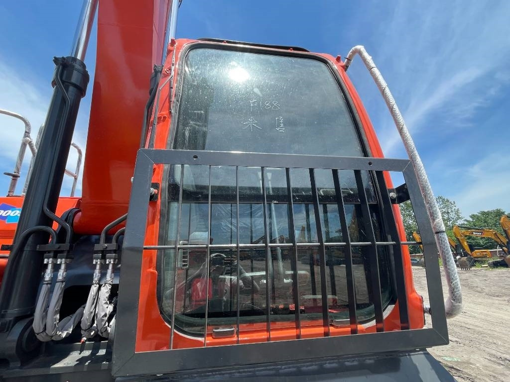Doosan DX 300 - Pelle sur chenille: photos 4 Doosan DX 300 - Pelle sur chenille: photos 4