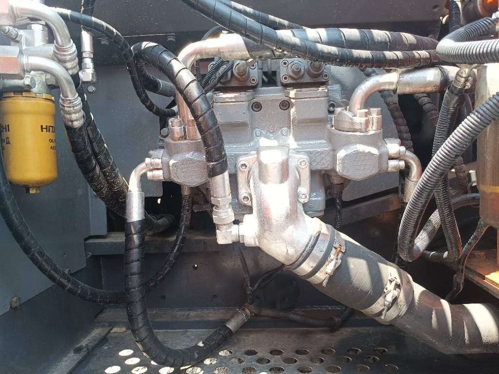 Hitachi ZX 240 - Pelle sur chenille: photos 5 Hitachi ZX 240 - Pelle sur chenille: photos 5