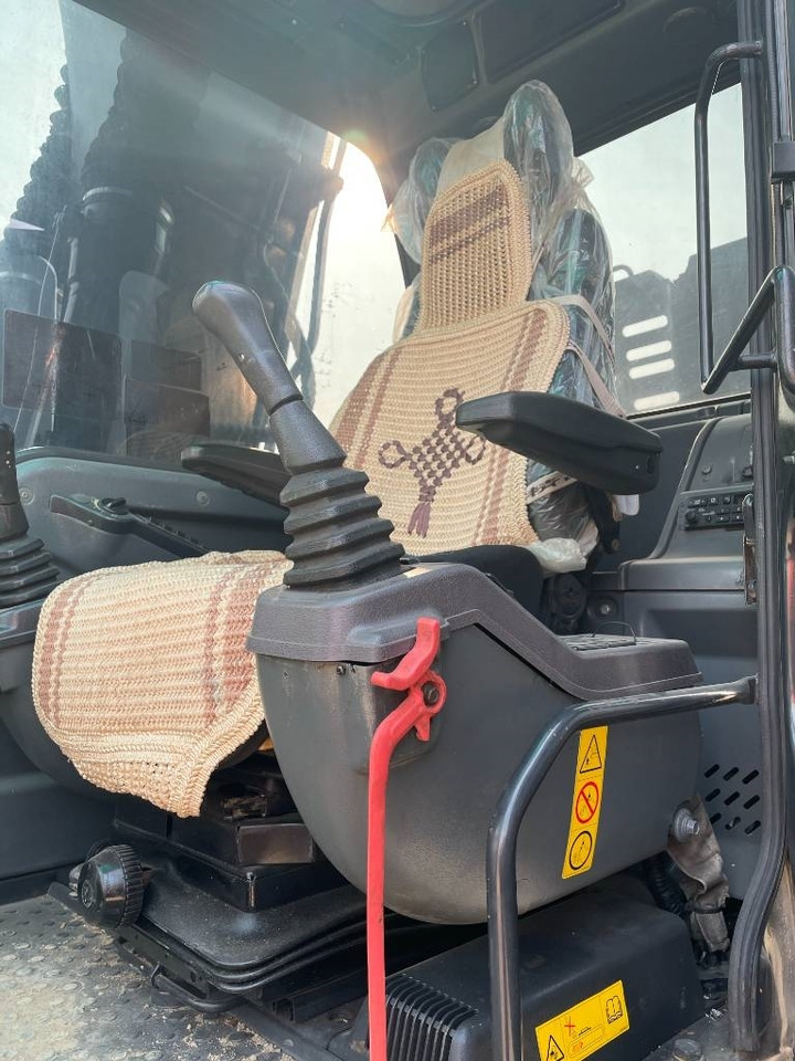 Volvo EC 140 - Pelle sur chenille: photos 3 Volvo EC 140 - Pelle sur chenille: photos 3