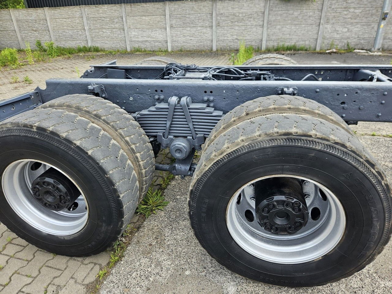 Scania 144 530 6X4 Manual Pump AND Injectros - Full Sprin G - Châssis cabine: photos 4 Scania 144 530 6X4 Manual Pump AND Injectros - Full Sprin G - Châssis cabine: photos 4