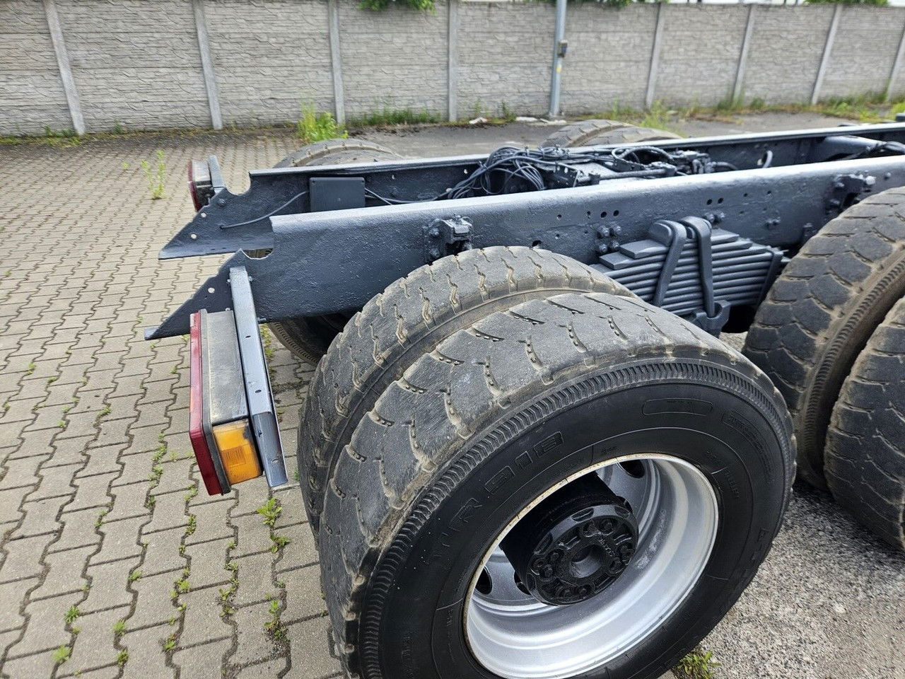 Scania 144 530 6X4 Manual Pump AND Injectros - Full Sprin G - Châssis cabine: photos 5 Scania 144 530 6X4 Manual Pump AND Injectros - Full Sprin G - Châssis cabine: photos 5