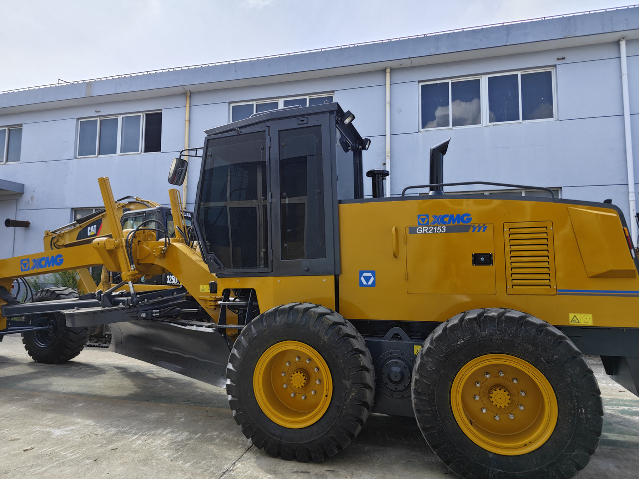 XCMG GR215 used motor grader - Niveleuse: photos 3 XCMG GR215 used motor grader - Niveleuse: photos 3