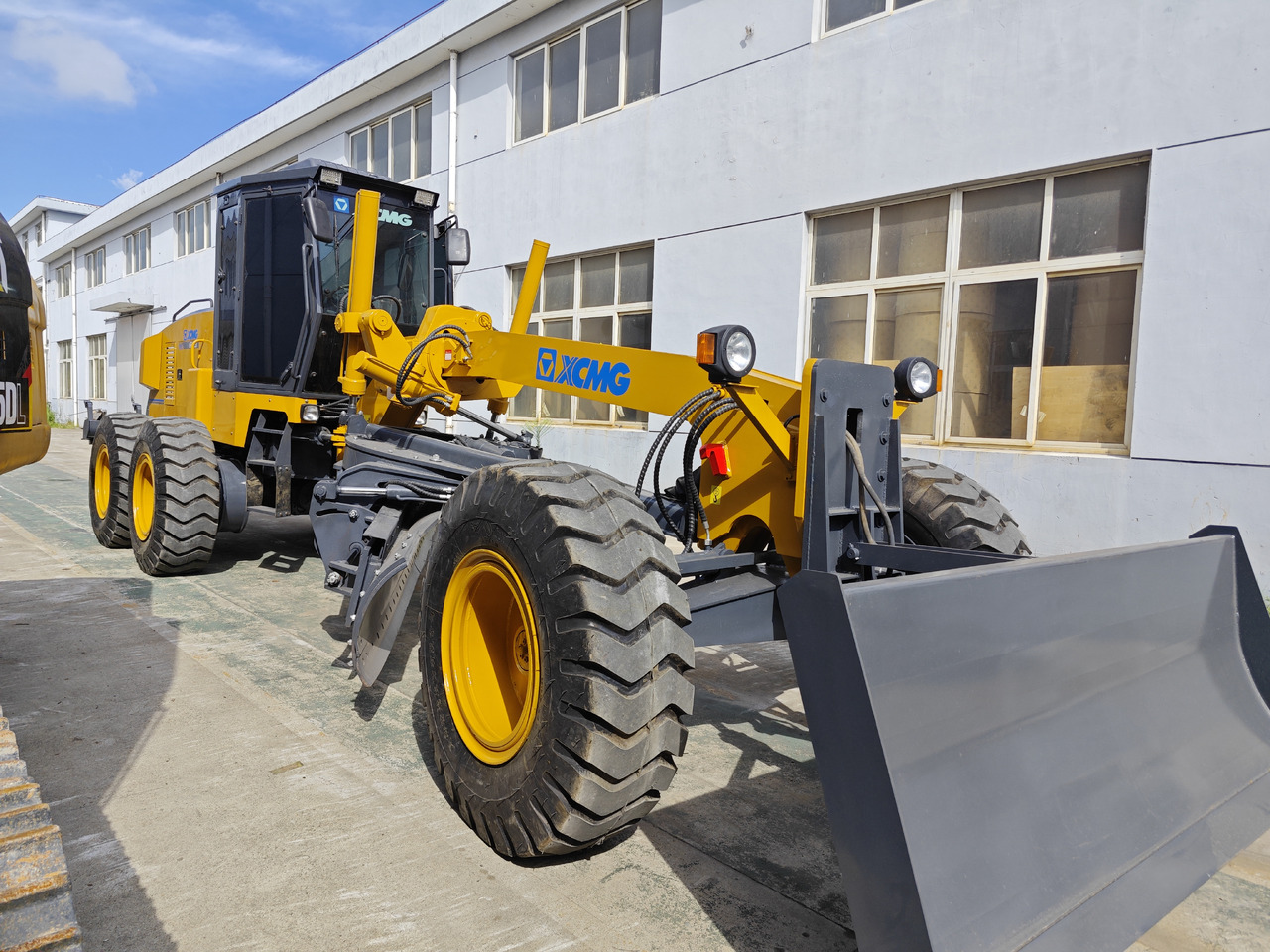 XCMG GR215 used motor grader - Niveleuse: photos 2 XCMG GR215 used motor grader - Niveleuse: photos 2