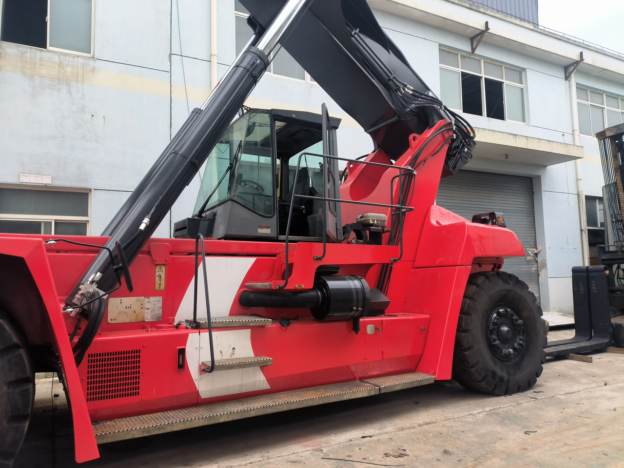 Kalmar DRF450 Used Reach stacker/Container forklift - Reach stacker: photos 3 Kalmar DRF450 Used Reach stacker/Container forklift - Reach stacker: photos 3