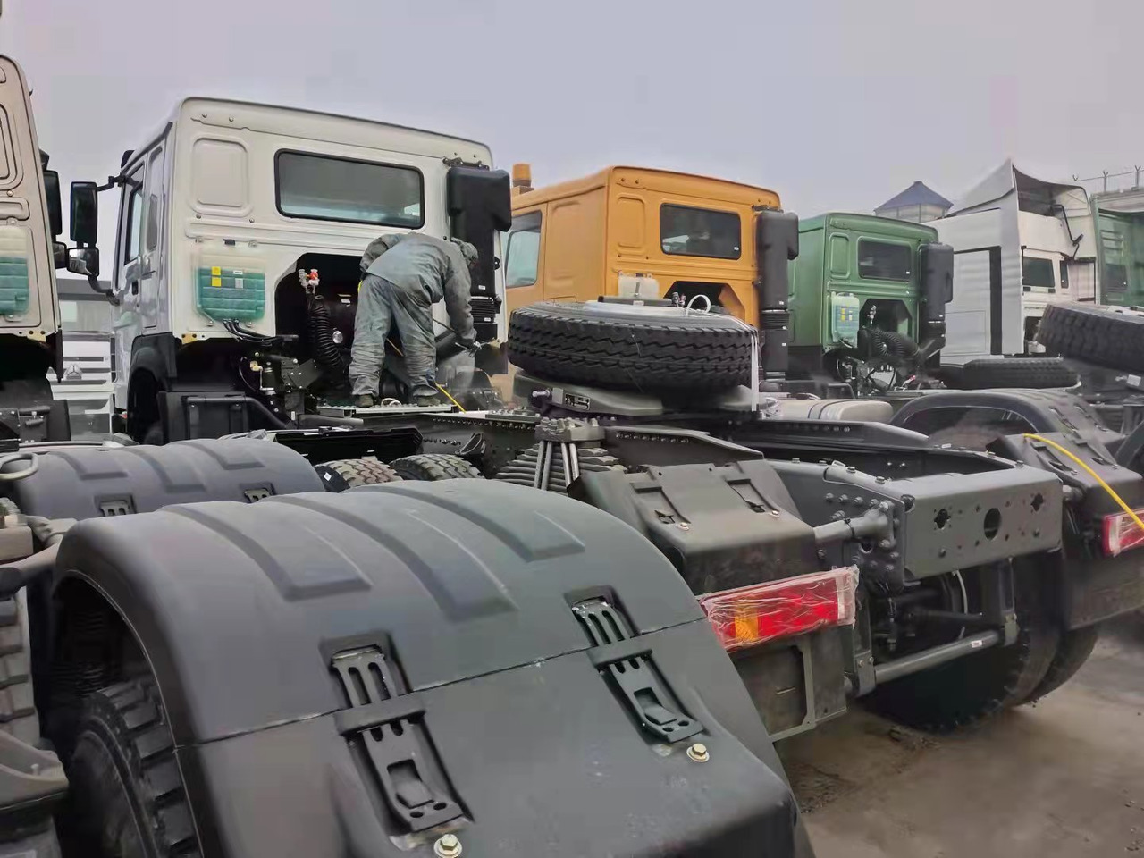 SINOTRUK ZZ4257V3247B - Tracteur routier: photos 5 SINOTRUK ZZ4257V3247B - Tracteur routier: photos 5