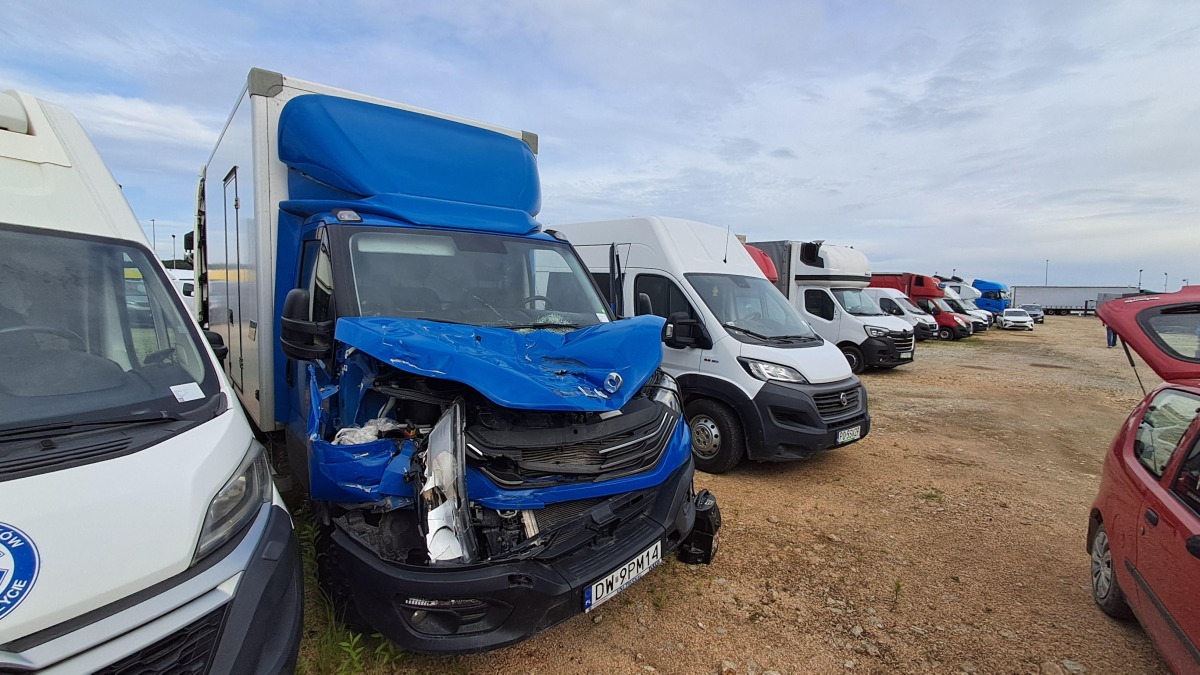 IVECO DAILY KONTENER Z WINDĄ - Camion fourgon: photos 1 IVECO DAILY KONTENER Z WINDĄ - Camion fourgon: photos 1