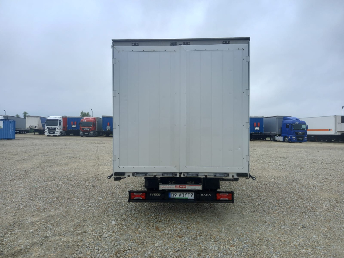 IVECO/JUSAM STANISŁAWJURKOWSKI 50C18/JU06 PLANDEKA - Véhicule utilitaire plateau baché: photos 4 IVECO/JUSAM STANISŁAWJURKOWSKI 50C18/JU06 PLANDEKA - Véhicule utilitaire plateau baché: photos 4