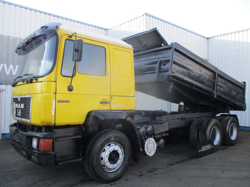 MAN 26.402 6x4 , ZF Manual , Retarder , 3 Way tipper , Spring suspension - Camion benne: photos 1 MAN 26.402 6x4 , ZF Manual , Retarder , 3 Way tipper , Spring suspension - Camion benne: photos 1