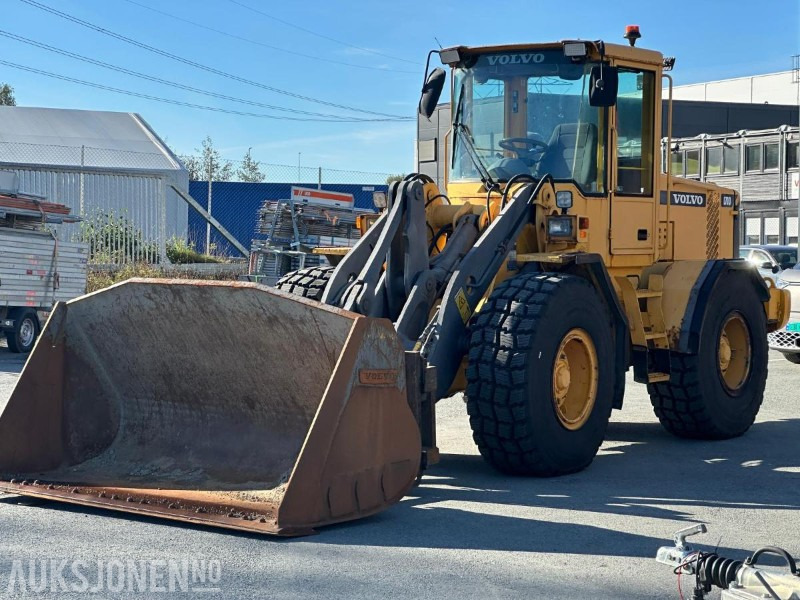2000 Volvo L70D hjullaster – Pallegafler – Skuffe – Godkjent årskontroll - Chargeuse sur pneus: photos 1 2000 Volvo L70D hjullaster – Pallegafler – Skuffe – Godkjent årskontroll - Chargeuse sur pneus: photos 1