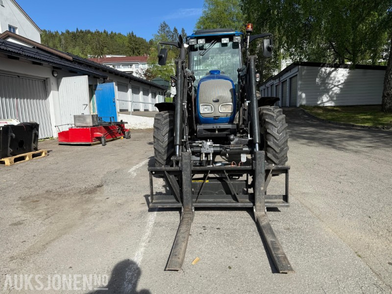 2005 Valtra A85 traktor med frontlaster, snøfres, snøskjær, gafler, skuffe, gruskasse og feieaggregat - Tracteur agricole: photos 2 2005 Valtra A85 traktor med frontlaster, snøfres, snøskjær, gafler, skuffe, gruskasse og feieaggregat - Tracteur agricole: photos 2