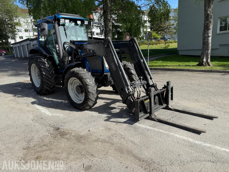 2005 Valtra A85 traktor med frontlaster, snøfres, snøskjær, gafler, skuffe, gruskasse og feieaggregat - Tracteur agricole: photos 3 2005 Valtra A85 traktor med frontlaster, snøfres, snøskjær, gafler, skuffe, gruskasse og feieaggregat - Tracteur agricole: photos 3