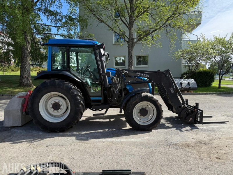 2005 Valtra A85 traktor med frontlaster, snøfres, snøskjær, gafler, skuffe, gruskasse og feieaggregat - Tracteur agricole: photos 4 2005 Valtra A85 traktor med frontlaster, snøfres, snøskjær, gafler, skuffe, gruskasse og feieaggregat - Tracteur agricole: photos 4