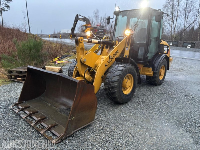 2010 CAT 906H HJULLASTER. 1596TIMER. SKUFFE. TELLEFSDAL VPL PLOG. HOLMS FEIEKOST. CAT PALLEGAFFLER - Chargeuse sur pneus: photos 2 2010 CAT 906H HJULLASTER. 1596TIMER. SKUFFE. TELLEFSDAL VPL PLOG. HOLMS FEIEKOST. CAT PALLEGAFFLER - Chargeuse sur pneus: photos 2