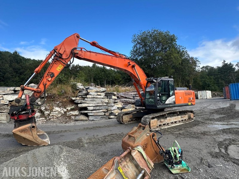 2014 Hitachi ZX250LC-5B Gravemaskin - 10741 Timer - Tiltrotator - Sentralsmøring - Bunkringspumpe - GPS - 2 Skuffer - Pelle: photos 2 2014 Hitachi ZX250LC-5B Gravemaskin - 10741 Timer - Tiltrotator - Sentralsmøring - Bunkringspumpe - GPS - 2 Skuffer - Pelle: photos 2