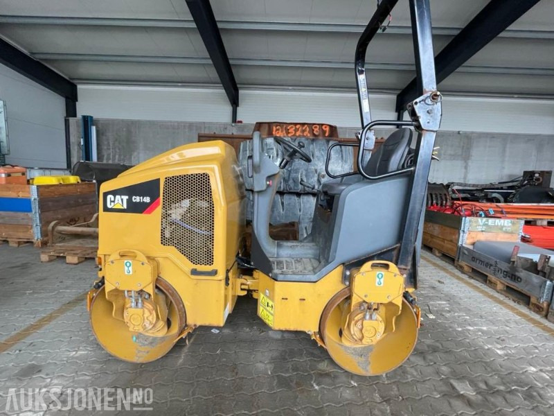 2015 Cat CB14B - 1,5 tonns universalvals med 900 mm (35”) tandemvibrasjonstromler. - Compacteur: photos 1 2015 Cat CB14B - 1,5 tonns universalvals med 900 mm (35”) tandemvibrasjonstromler. - Compacteur: photos 1