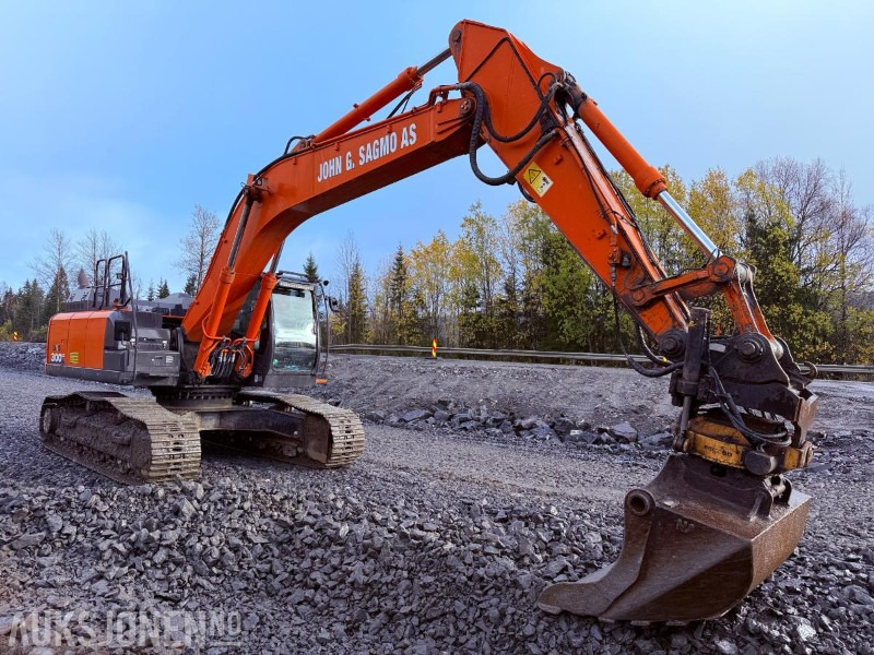 2016 Hitachi ZX300LC-6 Beltegraver - Sentralsmøring, GPS, Engcon tiltrotator og 2 skuffer - Pelle: photos 2 2016 Hitachi ZX300LC-6 Beltegraver - Sentralsmøring, GPS, Engcon tiltrotator og 2 skuffer - Pelle: photos 2