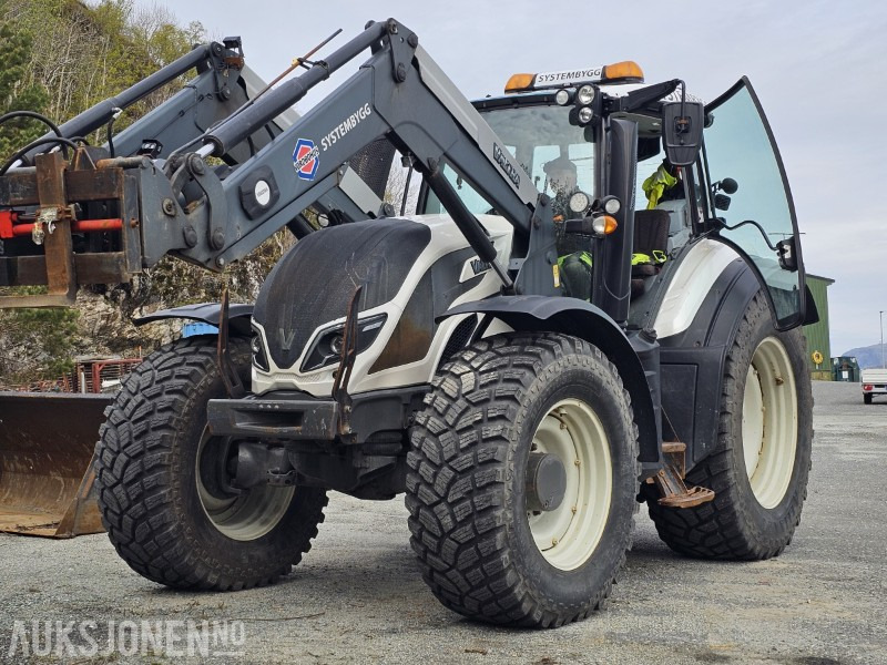2016 Valtra T144D - Direct - Laster - Luft - 50 km/t - 3 -Medfølger skuffe882 t - Tracteur agricole: photos 1 2016 Valtra T144D - Direct - Laster - Luft - 50 km/t - 3 -Medfølger skuffe882 t - Tracteur agricole: photos 1