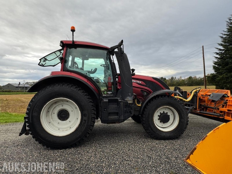 2016 Valtra T174E med Schmidt Tellefsdal U-LS 43.6 plog (2022), Valtra 76 frontlaster og betong lodd - Tracteur agricole: photos 4 2016 Valtra T174E med Schmidt Tellefsdal U-LS 43.6 plog (2022), Valtra 76 frontlaster og betong lodd - Tracteur agricole: photos 4