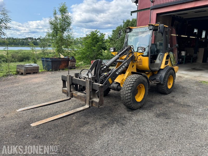 2017 Volvo L25 H S Hjullaster - 4 funksjon - Pallegafler og 2 skuffer - Chargeuse sur pneus: photos 1 2017 Volvo L25 H S Hjullaster - 4 funksjon - Pallegafler og 2 skuffer - Chargeuse sur pneus: photos 1