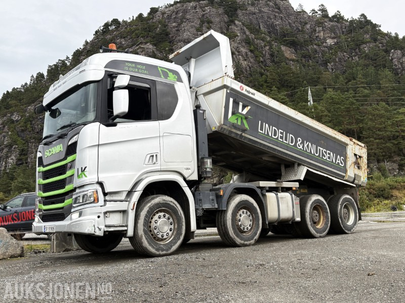 2018 Scania R500 tippbil - 8X4 - Istrail m/hydraulisk stor baklem - rullestolheis - MYE utstyr på denne bilen - Camion benne: photos 1 2018 Scania R500 tippbil - 8X4 - Istrail m/hydraulisk stor baklem - rullestolheis - MYE utstyr på denne bilen - Camion benne: photos 1