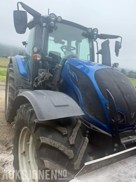 2020 Traktor - Valtra N174 med Ducker 700 klippepanne og frontlaster - Tracteur agricole: photos 3 2020 Traktor - Valtra N174 med Ducker 700 klippepanne og frontlaster - Tracteur agricole: photos 3