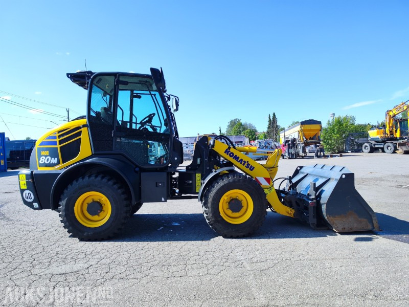 2023 Komatsu WA80M-8 Hjullaster med Skuff, V-plog og Hydrauliske pallgafler - Chargeuse sur pneus: photos 1 2023 Komatsu WA80M-8 Hjullaster med Skuff, V-plog og Hydrauliske pallgafler - Chargeuse sur pneus: photos 1