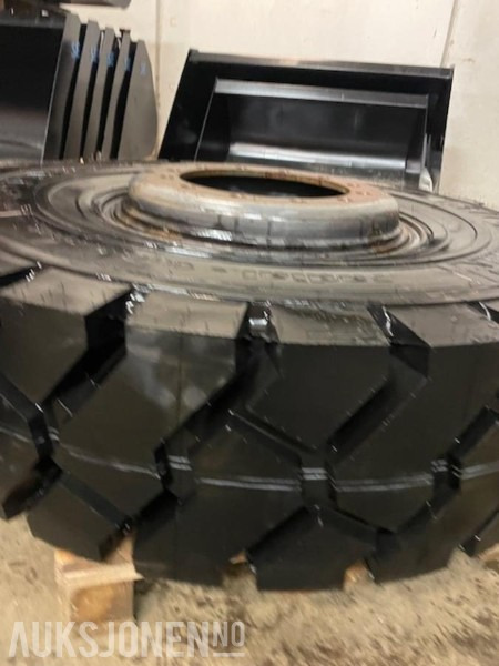 4 stk Michelin 14.00 R24 anleggsdekk med felg - ny gummibane - Matériel de chantier: photos 2 4 stk Michelin 14.00 R24 anleggsdekk med felg - ny gummibane - Matériel de chantier: photos 2