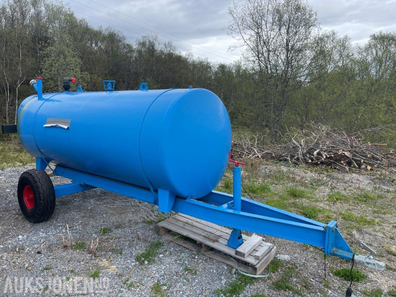 1989 Vanntank Godkjent for Drikkevann på 3000 Liter - Accessoire pour Engins de chantier: photos 2 1989 Vanntank Godkjent for Drikkevann på 3000 Liter - Accessoire pour Engins de chantier: photos 2