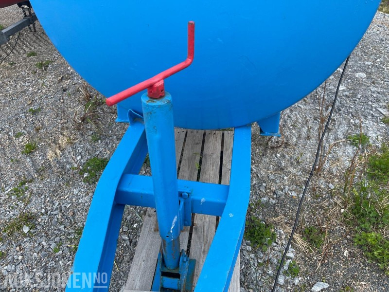 1989 Vanntank Godkjent for Drikkevann på 3000 Liter - Accessoire pour Engins de chantier: photos 4 1989 Vanntank Godkjent for Drikkevann på 3000 Liter - Accessoire pour Engins de chantier: photos 4