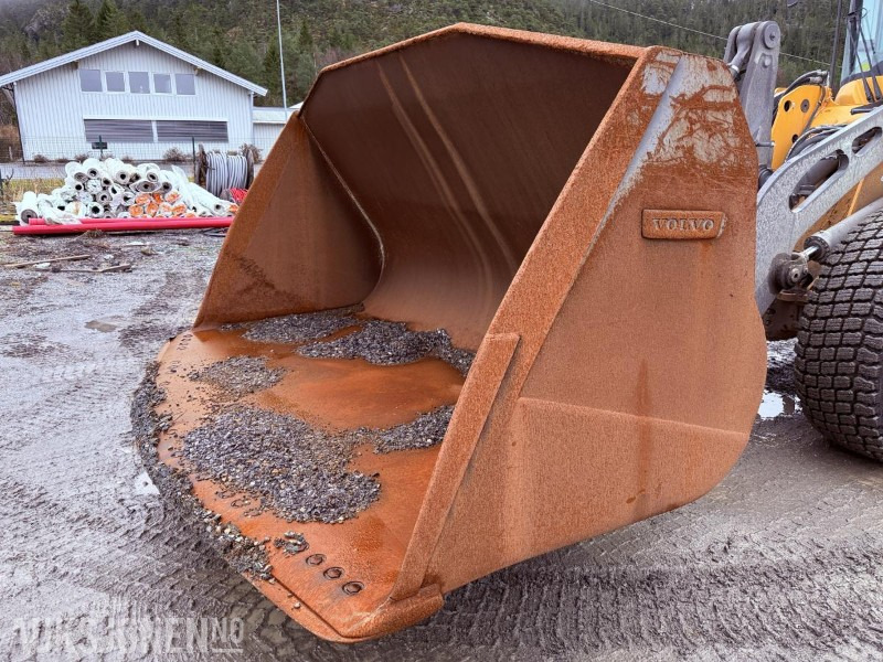 2014 Volvo Skuffe m/Stor BM hurtigfeste og slitedel - Rep.objekt - Accessoire pour Engins de chantier: photos 1 2014 Volvo Skuffe m/Stor BM hurtigfeste og slitedel - Rep.objekt - Accessoire pour Engins de chantier: photos 1