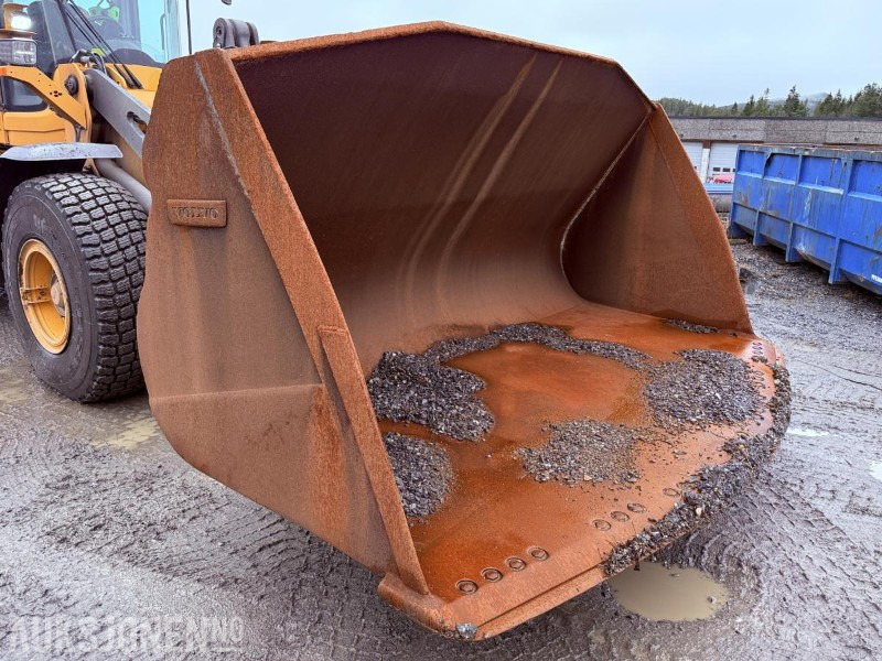 2014 Volvo Skuffe m/Stor BM hurtigfeste og slitedel - Rep.objekt - Accessoire pour Engins de chantier: photos 3 2014 Volvo Skuffe m/Stor BM hurtigfeste og slitedel - Rep.objekt - Accessoire pour Engins de chantier: photos 3