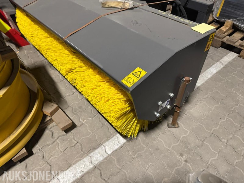 2018 Manitou Hyd Angeled Broom - Hydraulisk sving kost - Accessoire pour Engins de chantier: photos 4 2018 Manitou Hyd Angeled Broom - Hydraulisk sving kost - Accessoire pour Engins de chantier: photos 4