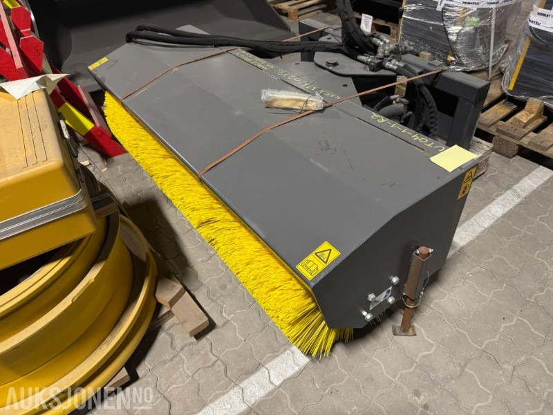 2018 Manitou Hyd Angeled Broom - Hydraulisk sving kost - Accessoire pour Engins de chantier: photos 3 2018 Manitou Hyd Angeled Broom - Hydraulisk sving kost - Accessoire pour Engins de chantier: photos 3