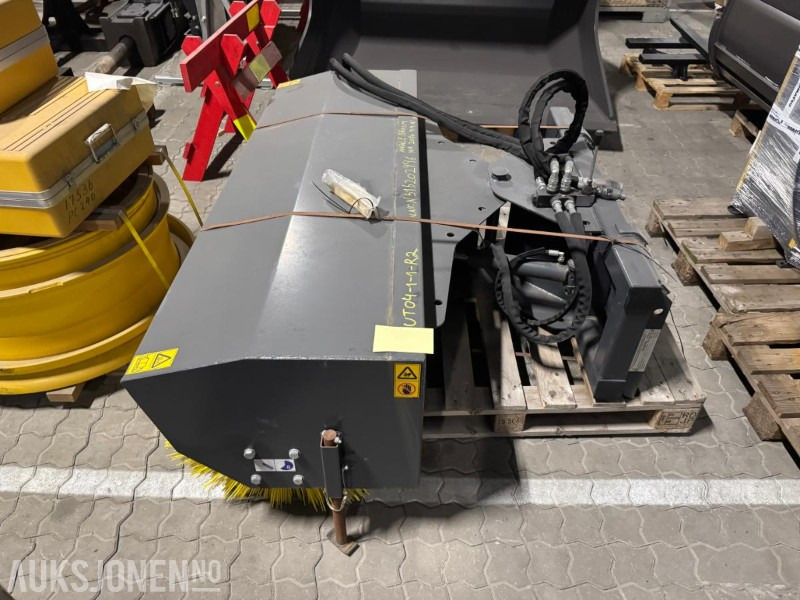 2018 Manitou Hyd Angeled Broom - Hydraulisk sving kost - Accessoire pour Engins de chantier: photos 2 2018 Manitou Hyd Angeled Broom - Hydraulisk sving kost - Accessoire pour Engins de chantier: photos 2