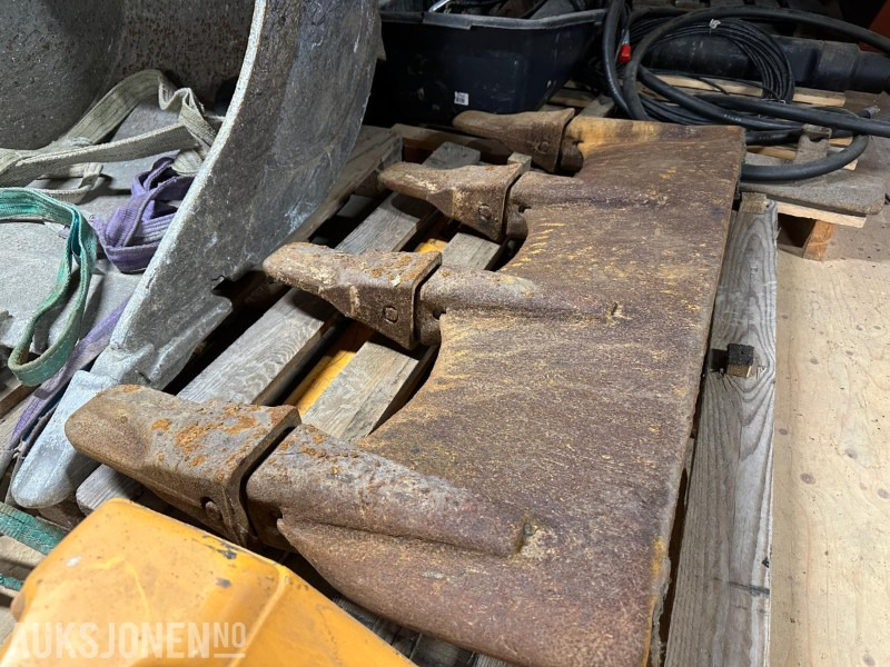 Gjerstad skjær med tannsystem – passer ca. 1300 L skuff – Selges som det står - Accessoire pour Engins de chantier: photos 2 Gjerstad skjær med tannsystem – passer ca. 1300 L skuff – Selges som det står - Accessoire pour Engins de chantier: photos 2