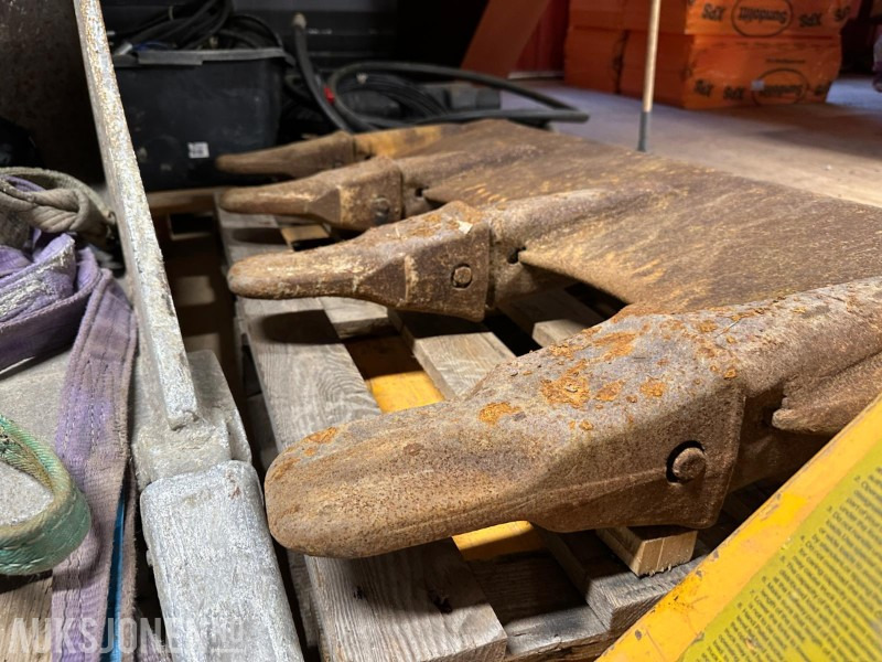 Gjerstad skjær med tannsystem – passer ca. 1300 L skuff – Selges som det står - Accessoire pour Engins de chantier: photos 3 Gjerstad skjær med tannsystem – passer ca. 1300 L skuff – Selges som det står - Accessoire pour Engins de chantier: photos 3